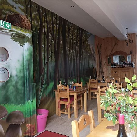 Le Sapin Rouge - Restaurant - Bar - Chambres D'Hotes Artigues  エクステリア 写真