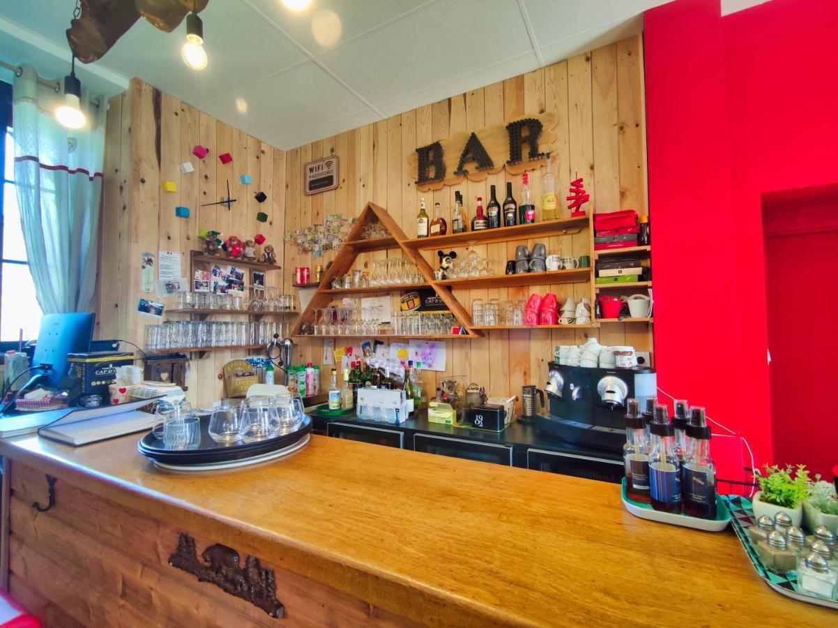 Le Sapin Rouge - Restaurant - Bar - Chambres D'Hotes Artigues  エクステリア 写真