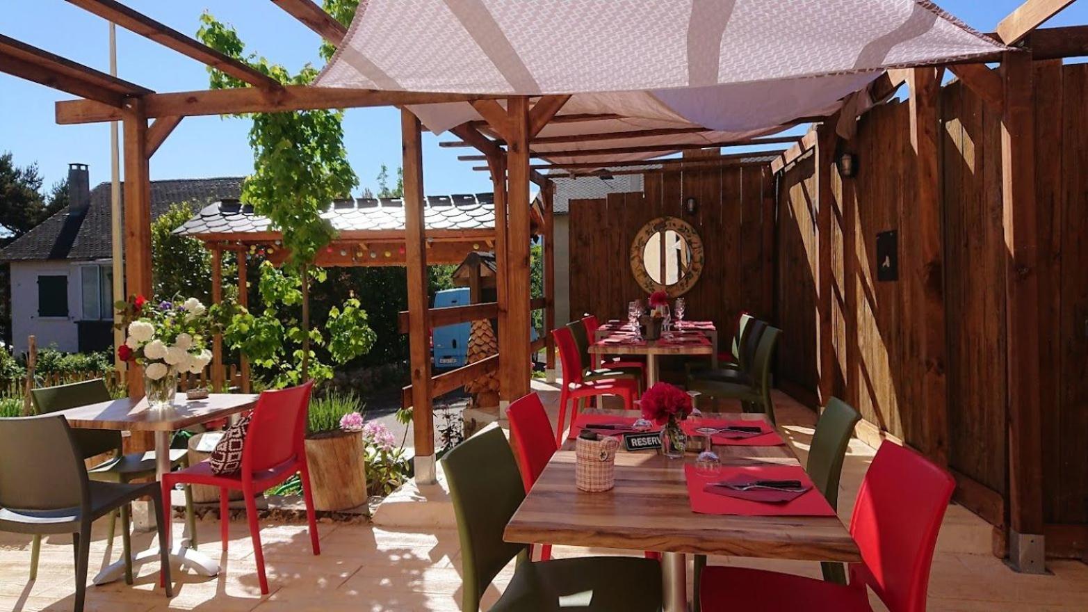 Le Sapin Rouge - Restaurant - Bar - Chambres D'Hotes Artigues  エクステリア 写真