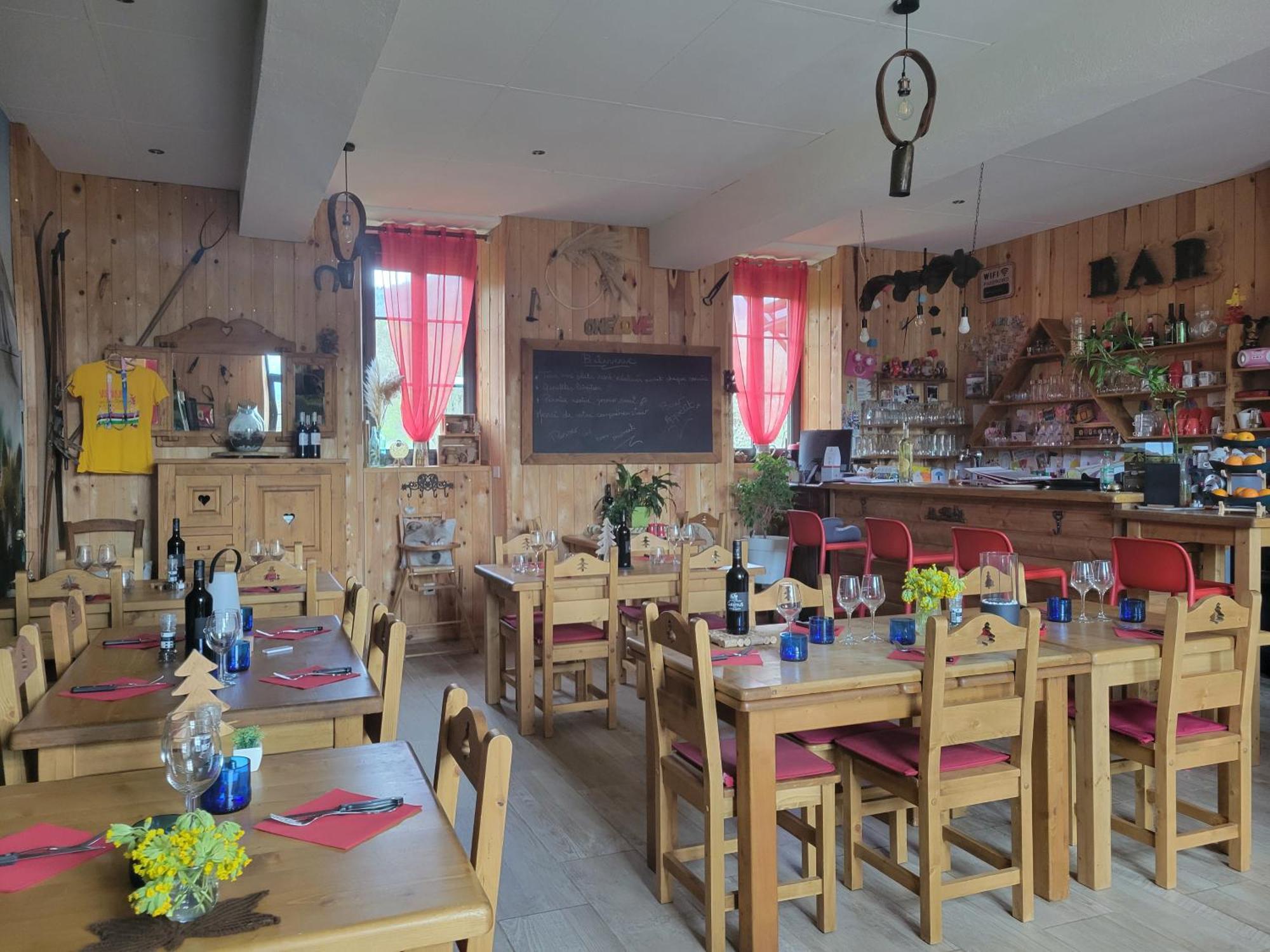 Le Sapin Rouge - Restaurant - Bar - Chambres D'Hotes Artigues  エクステリア 写真