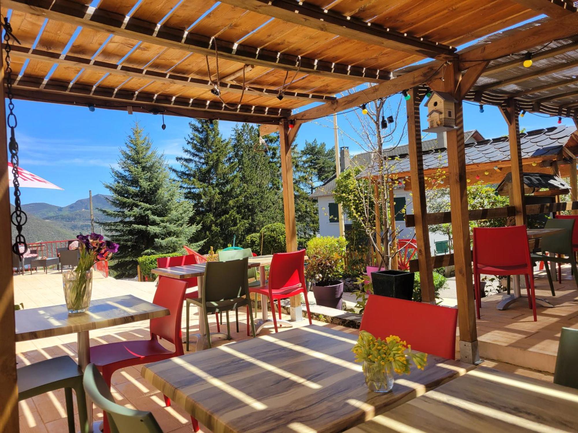 Le Sapin Rouge - Restaurant - Bar - Chambres D'Hotes Artigues  エクステリア 写真